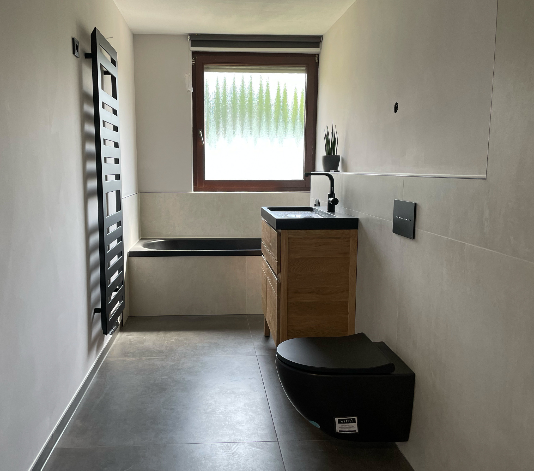 Modern saniertes Badezimmer mit Waschtisch, WC und Badewanne