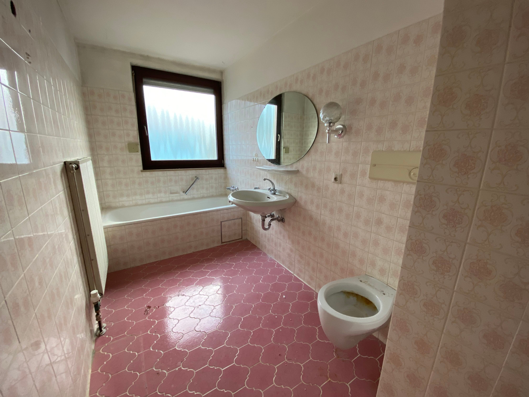 Badezimmer vor der vollständigen Sanierung