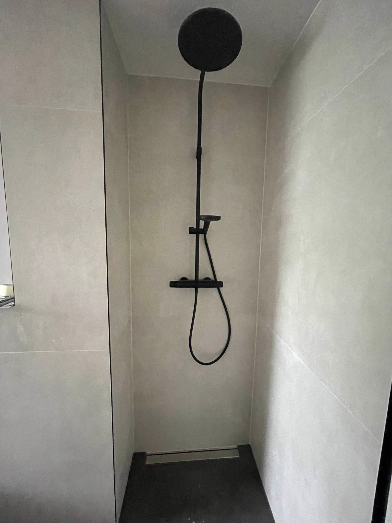 Neue bodenebene Dusche mit Ablaufrinne und großer Regendusche