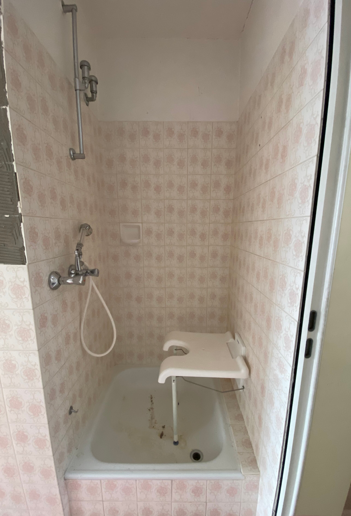 Alte Dusche vor der Sanierung