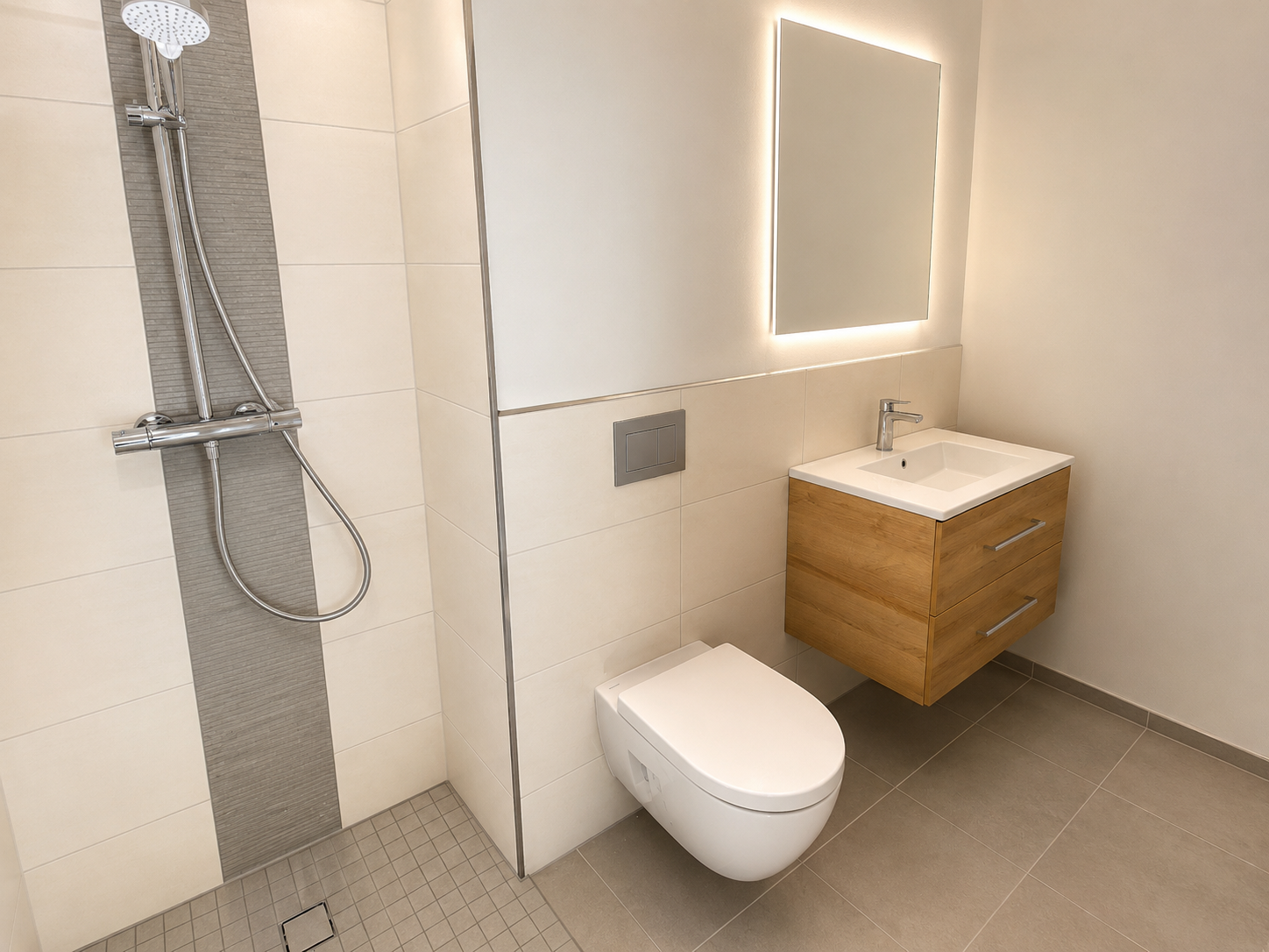 Fertig saniertes kleines Badezimmer mit Dusche, WC und Waschtisch