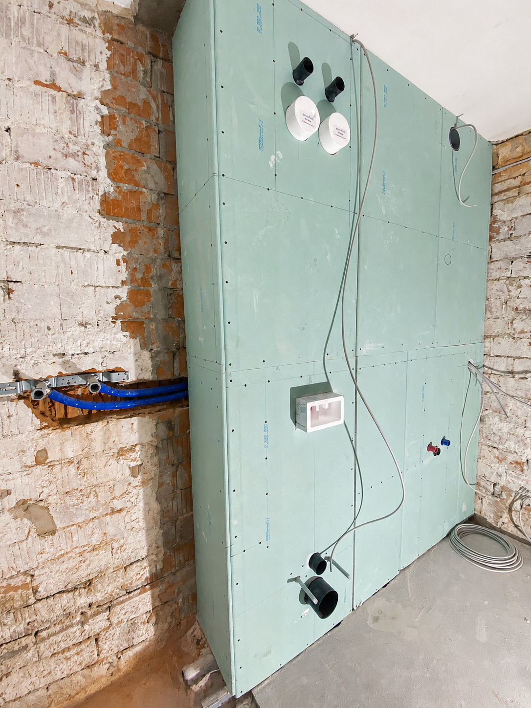 Installationswand im kleinen Badezimmer mit TECEprofil-System und Sanitärmodulen