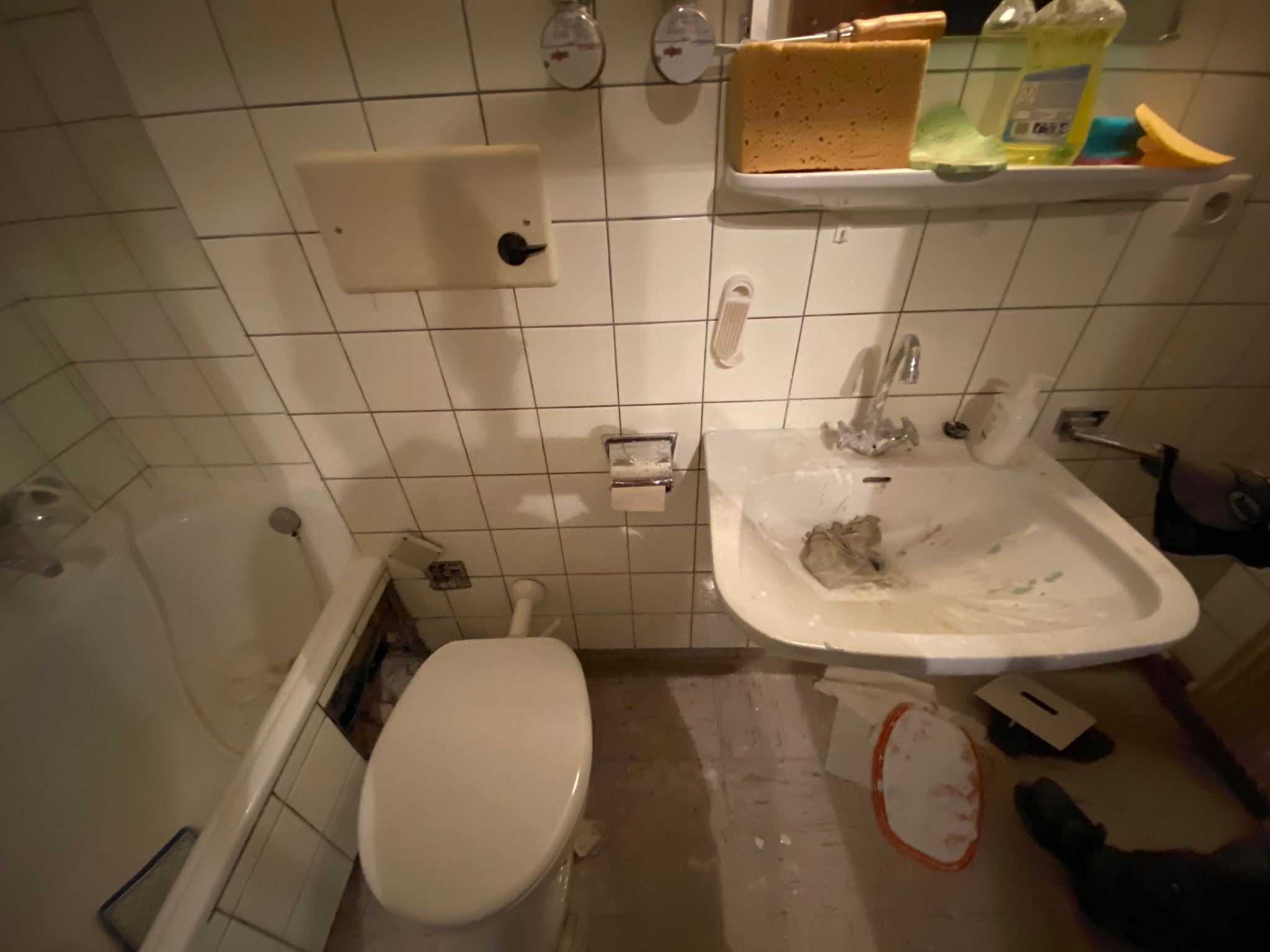 Kleines Badezimmer vor der Sanierung