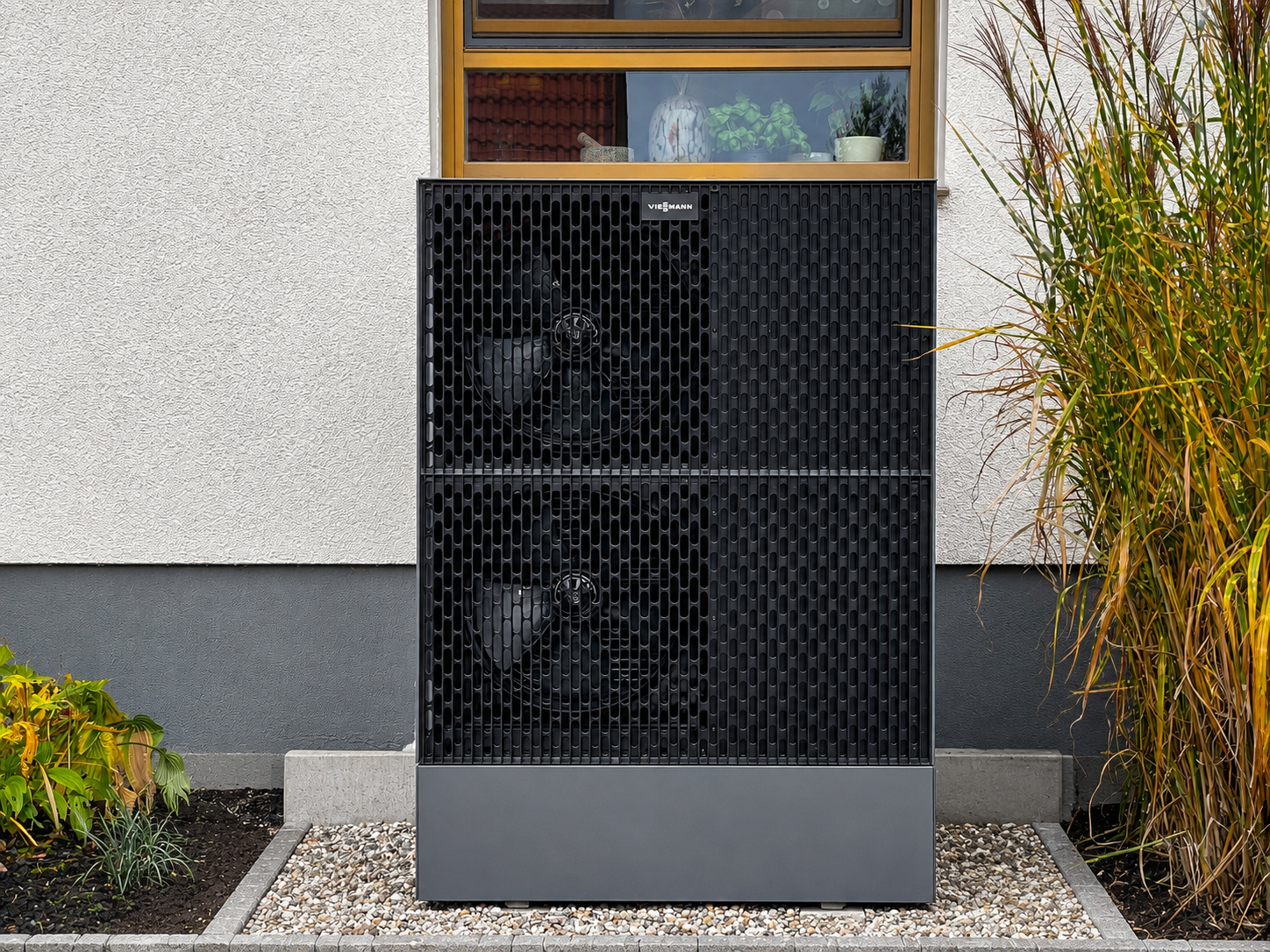 Eingebaute Außeneinheit einer Viessmann Vitocal 250-A Wärmepumpe