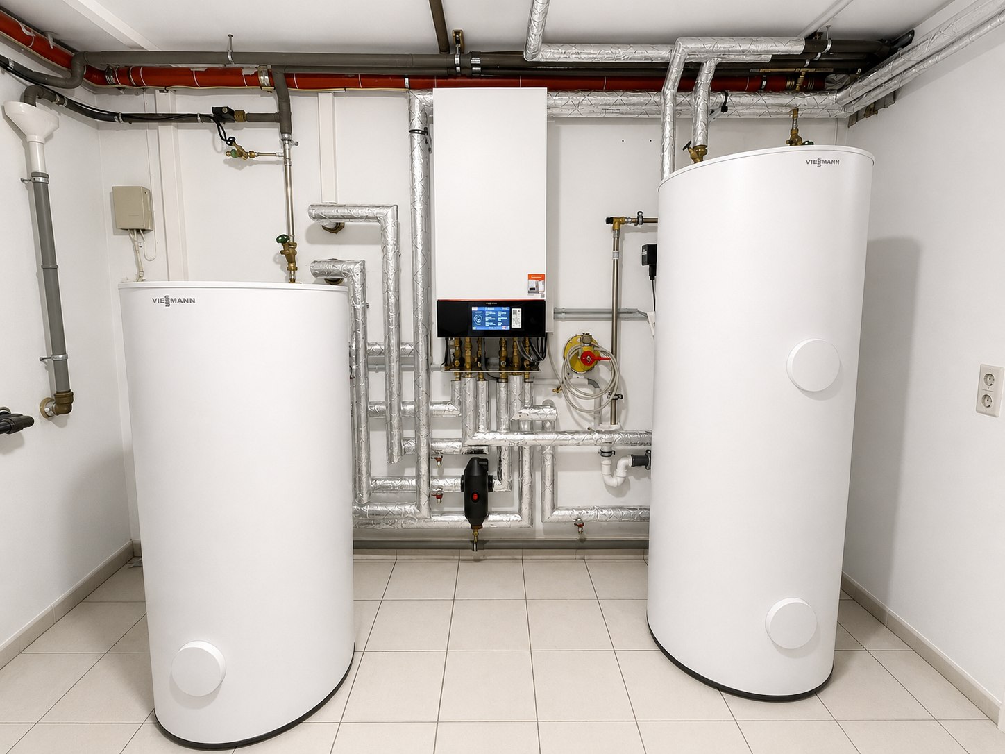 Inneneinheit, Speicher und Rohrleitungen der eingebauten Wärmepumpenanlage